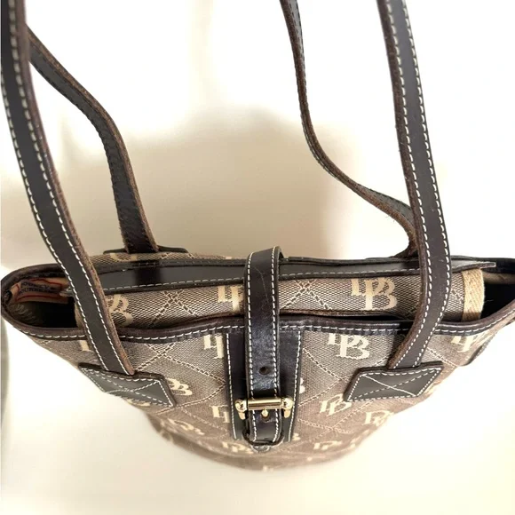 ✨Vintage Dooney & Bourke Brown Shoulder Bag with Structured Design✨ - Picture 4 of 16